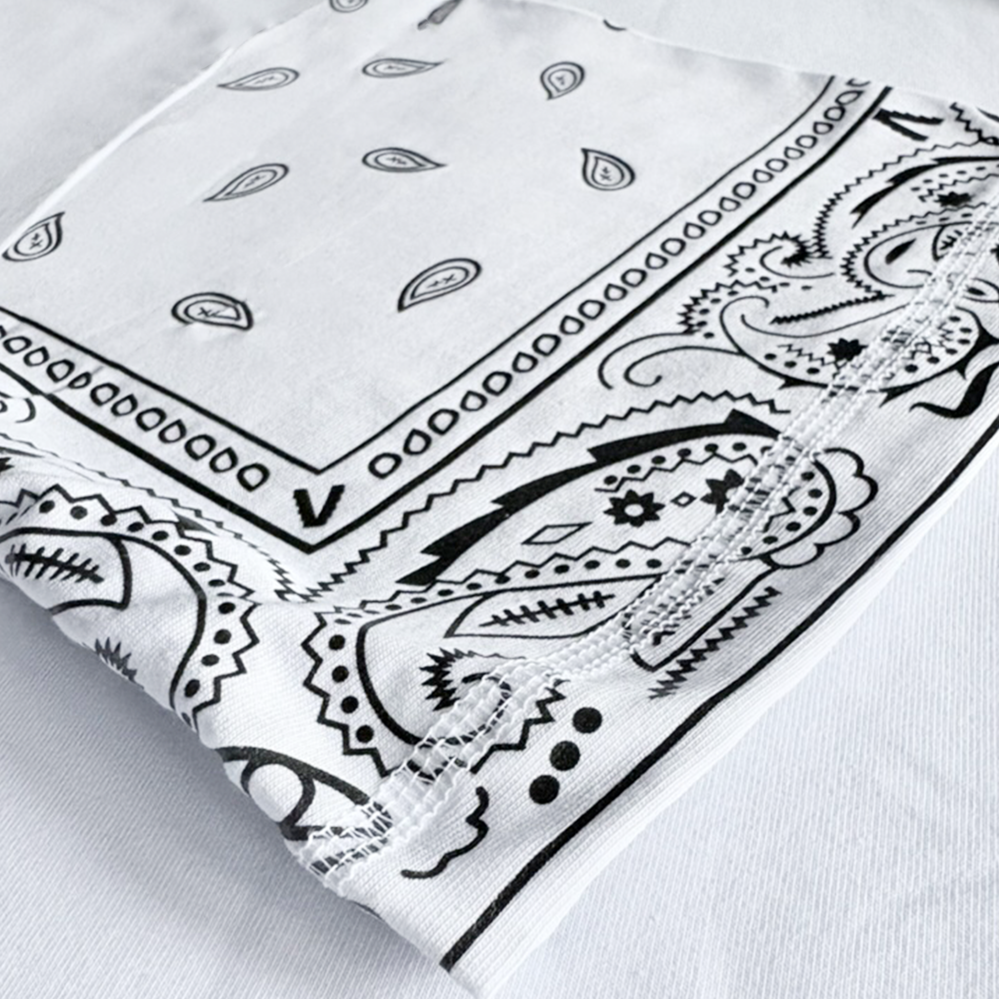 Playera oversize blanca con mangas bandana