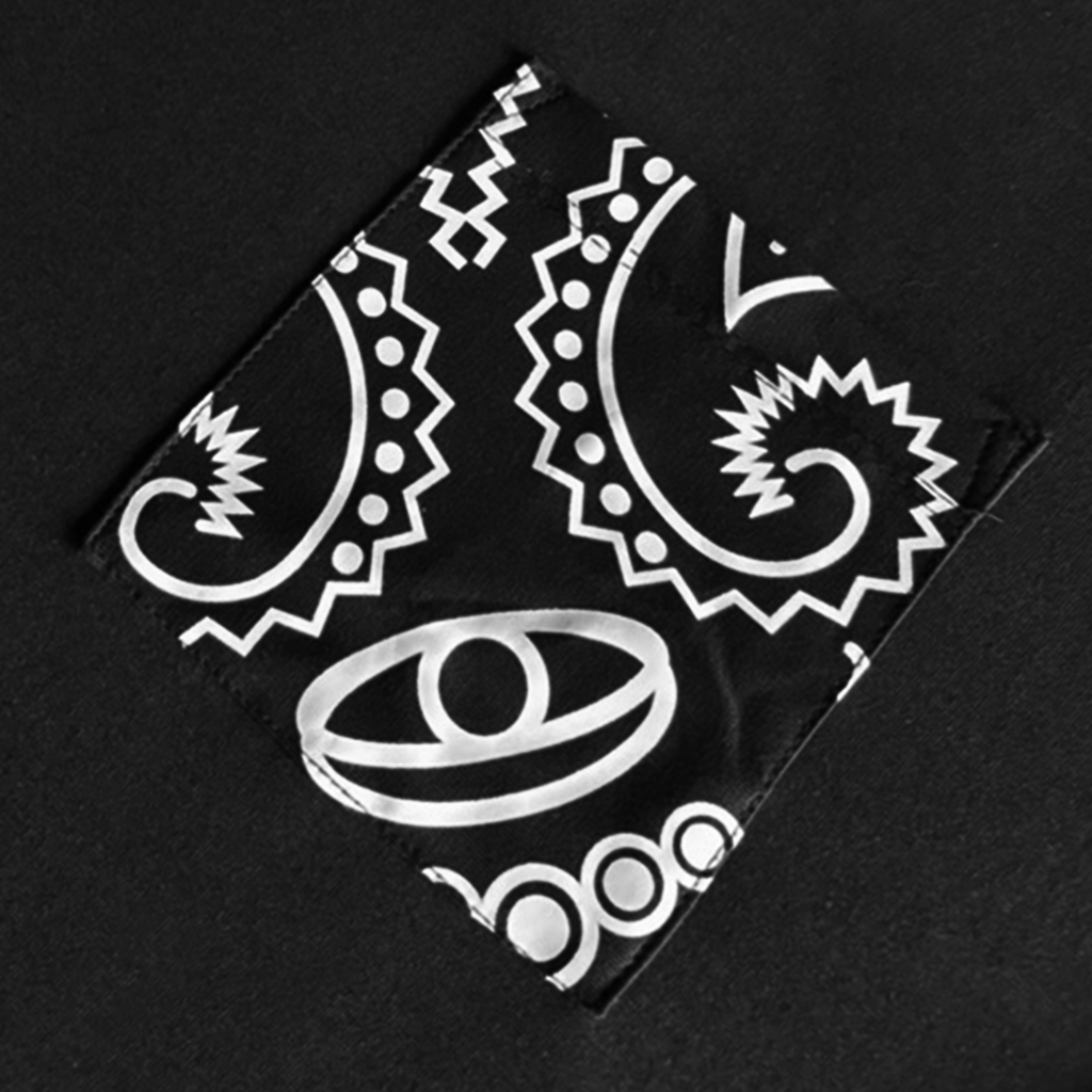 Playera Oversize negra con detalles estilo bandana y bolsillo frontal